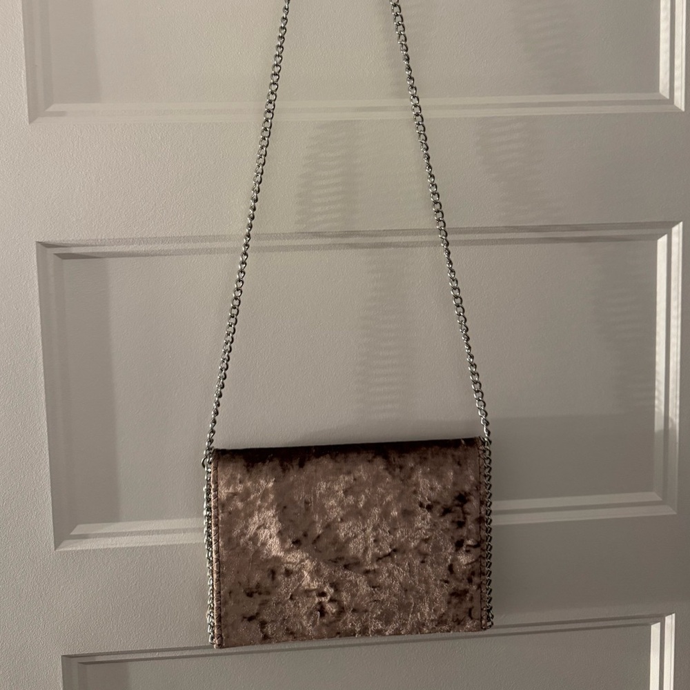 Nordstrom Chelsea 28 Clutch with Chain Strap and Flap Closure NWOT